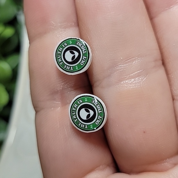 The Truth is Out There Alien Stud Earrings, unisex - Picture 1 of 6